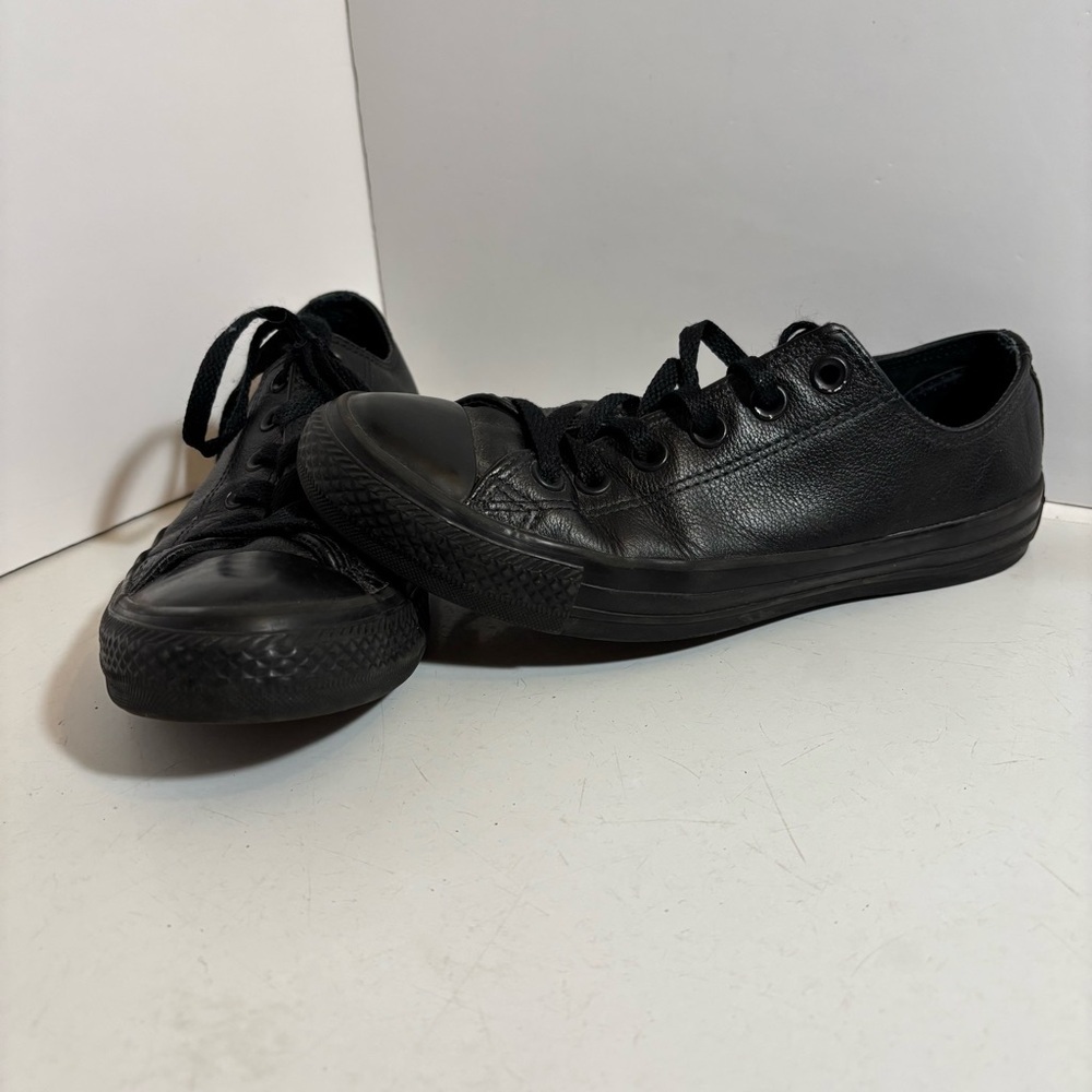 Converse‎ all star black leather low top lace up shoes in size 7 women’s